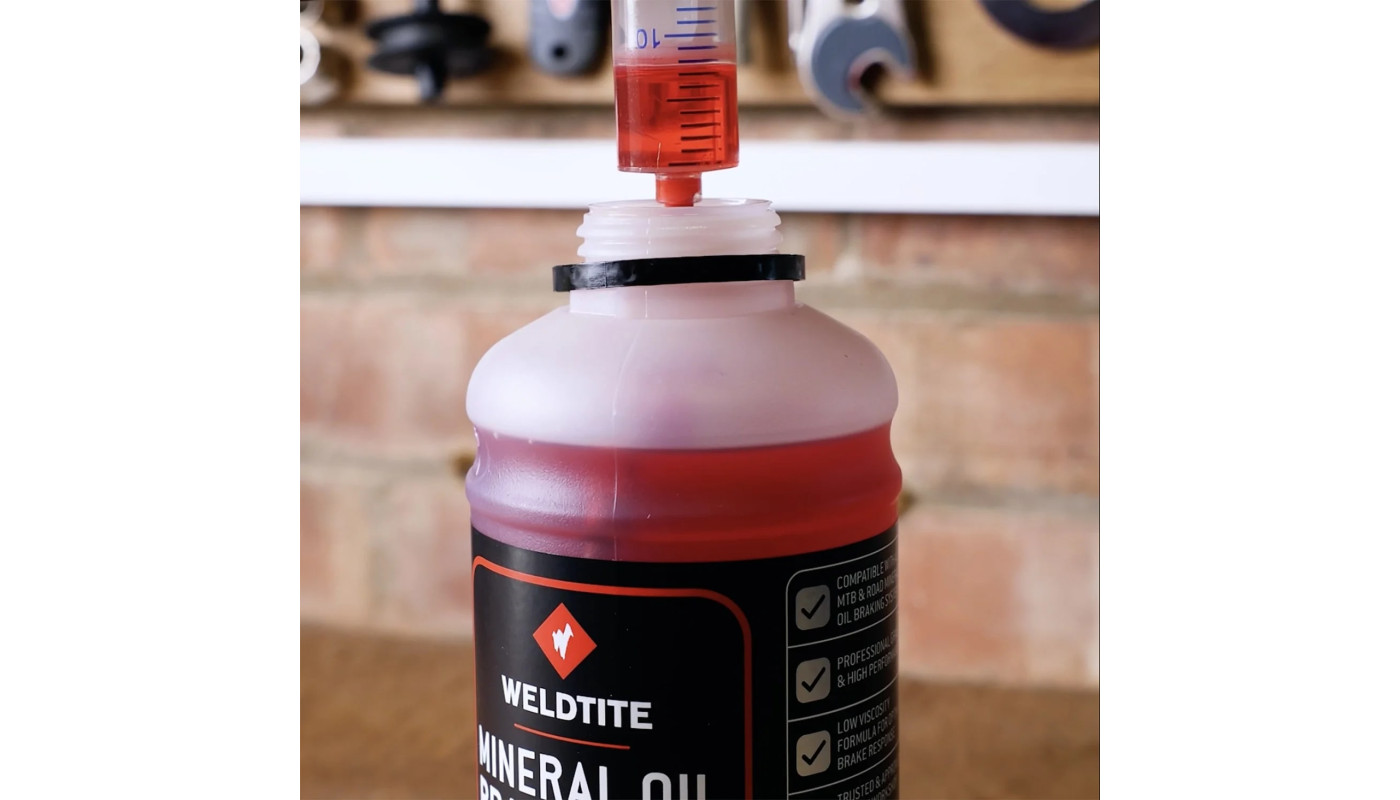 Олива мінеральна Weldtite 03139 X MINERAL OIL BRAKE FLUID, для гальмівних систем 1л