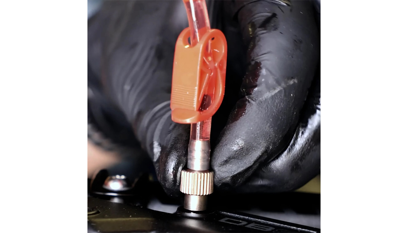 Олива мінеральна Weldtite 03139 X MINERAL OIL BRAKE FLUID, для гальмівних систем 1л